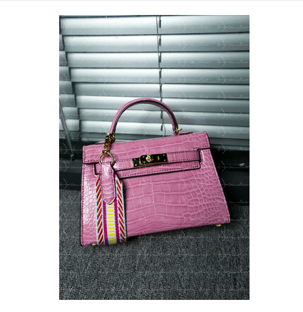 Fashion slung classic handbag